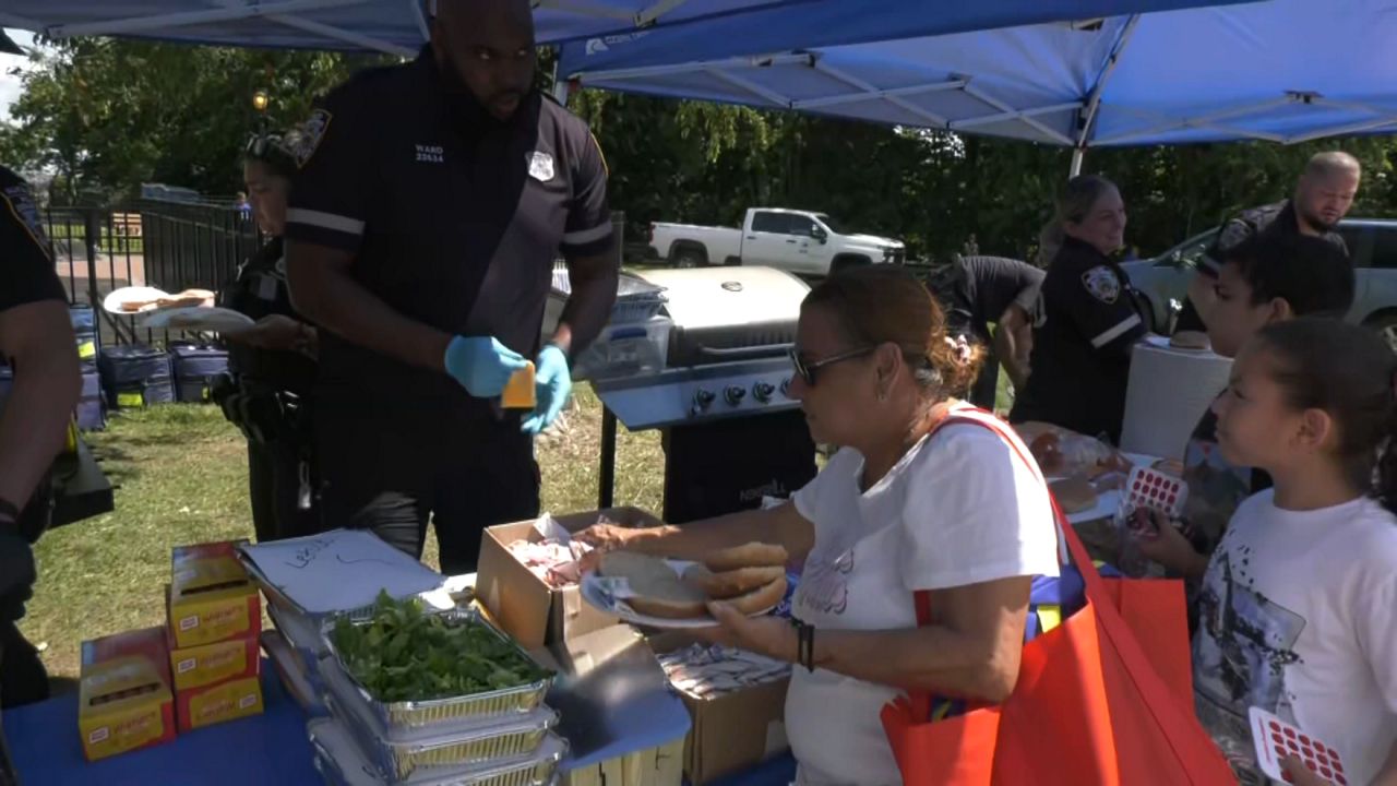 Vecinos celebran con policía Night Out